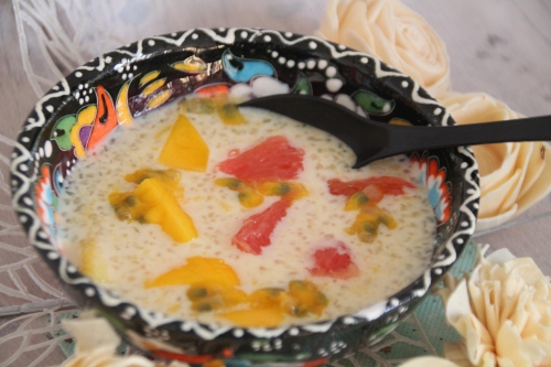 Dessert asiatique, lait coco, mangue, pomelo, fruit de la passion