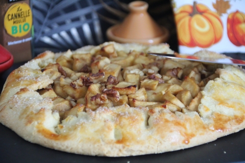 Tarte sucrée, pomme, noix, cannelle 