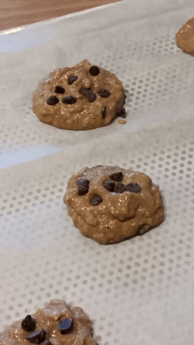 Cookie, compote de pommes, poudre de noisettes, pépites de chocolat 