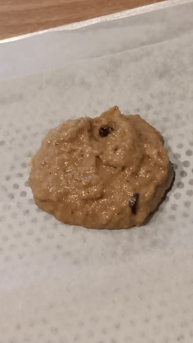 Cookie, compote de pommes, poudre de noisettes, pépites de chocolat 