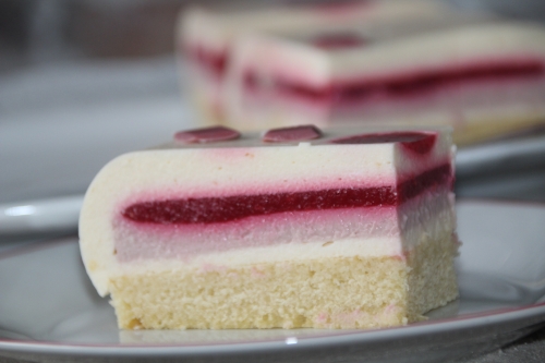 Entremets, framboise, citron, chocolat ruby